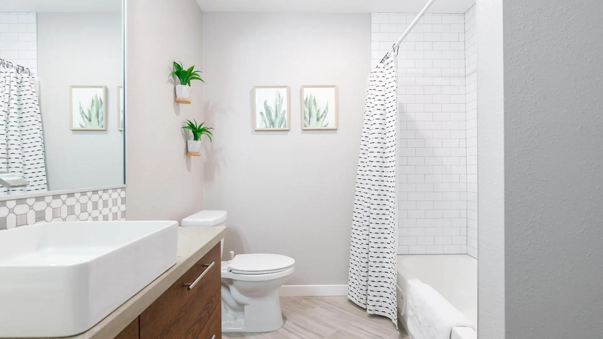 Modern Chic Condo In Midtown W Pool & Hot Tub Phoenix